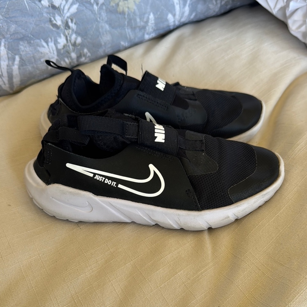 Nike Black and White Slip-On Sneakers size 3Y